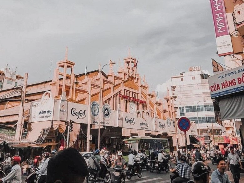 Giữa lòng sài gòn có khu chợ sầm uất quanh năm được mệnh danh là chợ của nhà giàu vẫn đông khách nườm nượp - 1