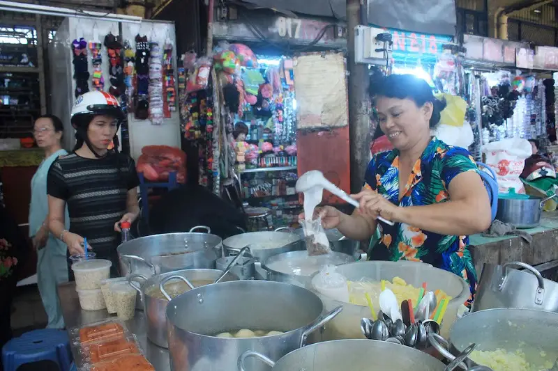Giữa lòng sài gòn có khu chợ sầm uất quanh năm được mệnh danh là chợ của nhà giàu vẫn đông khách nườm nượp - 4