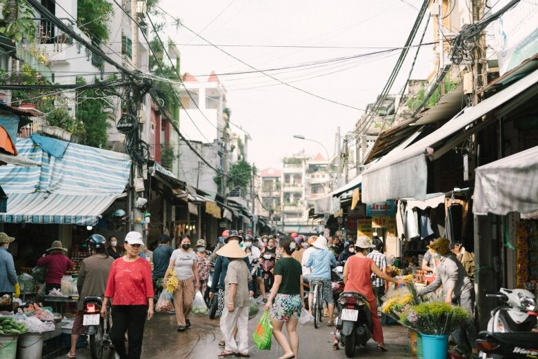 Giữa lòng sài gòn có khu chợ tồn tại hơn 60 năm là thiên đường ẩm thực miền trung vì đủ món ngon-bổ-rẻ - 1