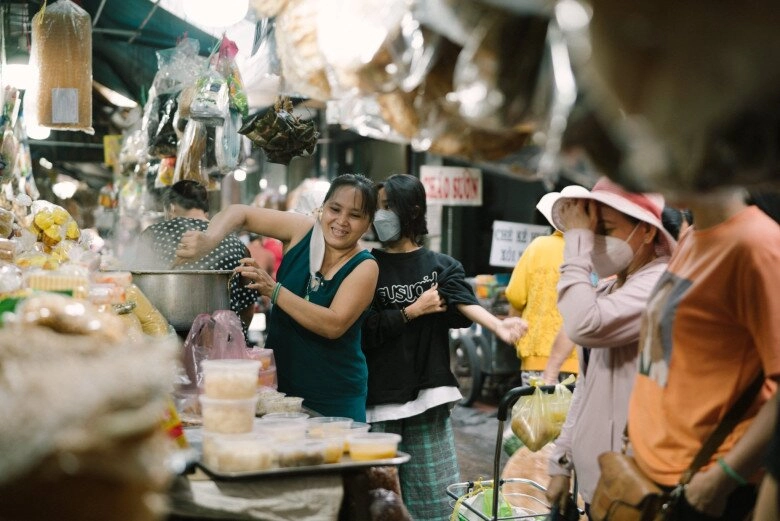 Giữa lòng sài gòn có khu chợ tồn tại hơn 60 năm là thiên đường ẩm thực miền trung vì đủ món ngon-bổ-rẻ - 3