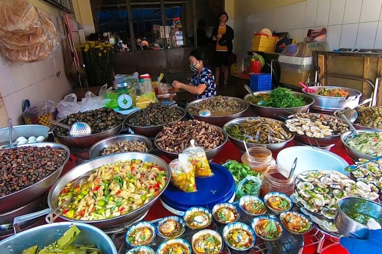 Giữa lòng sài gòn có khu chợ tồn tại hơn 60 năm là thiên đường ẩm thực miền trung vì đủ món ngon-bổ-rẻ - 5
