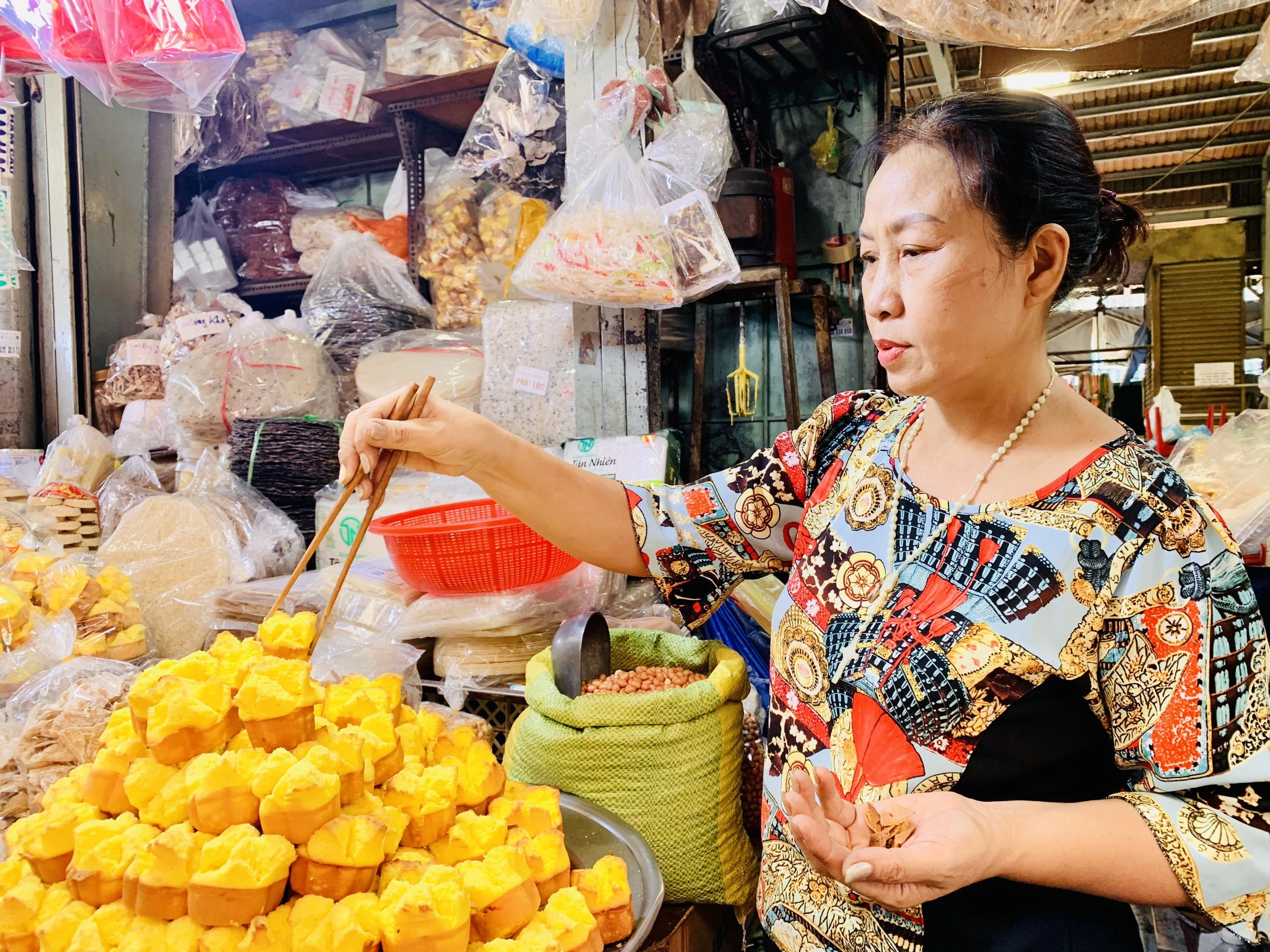 Giữa lòng sài gòn có một khu chợ được ví như miền trung thu nhỏ nơi phảng phất dư vị quê nhà - 5