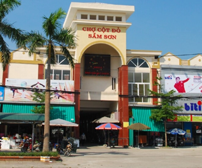 Giữa lòng thanh hóa có khu chợ chuyên bán hải sản tươi sống khách đến mua ê hề không lo chặt chém - 1