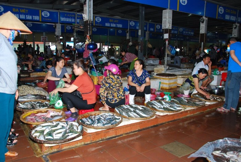 Giữa lòng thanh hóa có khu chợ chuyên bán hải sản tươi sống khách đến mua ê hề không lo chặt chém - 2