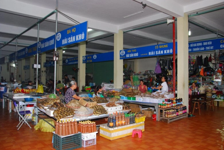 Giữa lòng thanh hóa có khu chợ chuyên bán hải sản tươi sống khách đến mua ê hề không lo chặt chém - 3