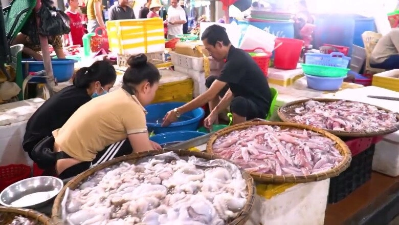 Giữa lòng thanh hóa có khu chợ chuyên bán hải sản tươi sống khách đến mua ê hề không lo chặt chém - 4