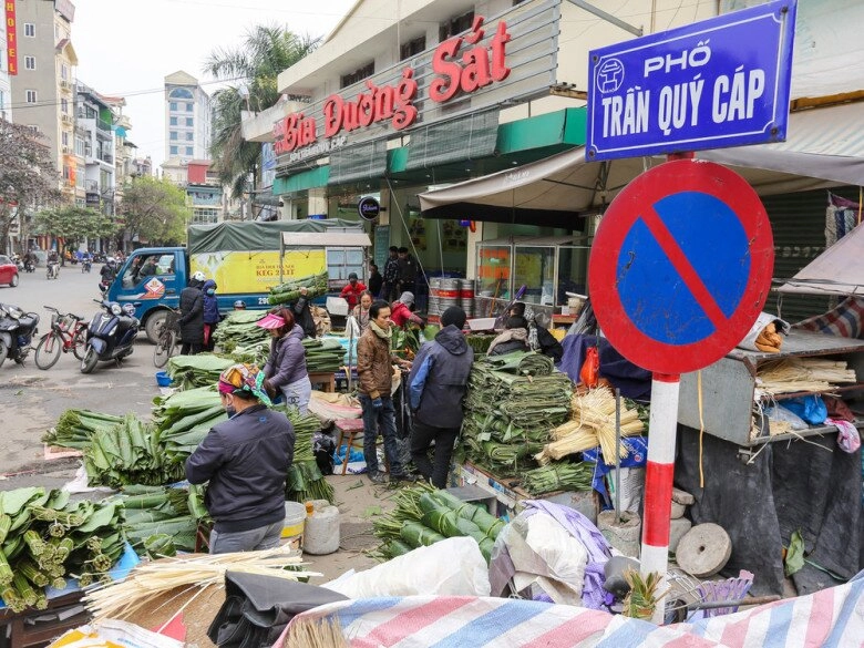 Giữa lòng thủ đô có khu chợ lâu năm cực sầm uất dịp tết chỉ bán duy nhất một món hàng khách vẫn nườm nượp - 1