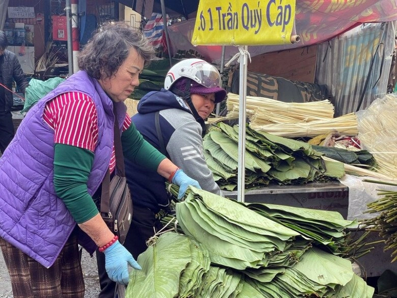 Giữa lòng thủ đô có khu chợ lâu năm cực sầm uất dịp tết chỉ bán duy nhất một món hàng khách vẫn nườm nượp - 2