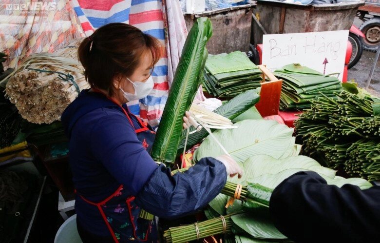 Giữa lòng thủ đô có khu chợ lâu năm cực sầm uất dịp tết chỉ bán duy nhất một món hàng khách vẫn nườm nượp - 3