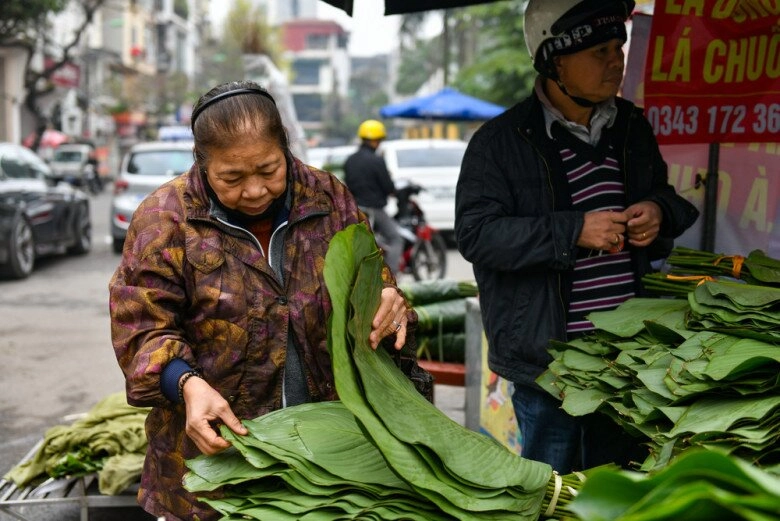 Giữa lòng thủ đô có khu chợ lâu năm cực sầm uất dịp tết chỉ bán duy nhất một món hàng khách vẫn nườm nượp - 4