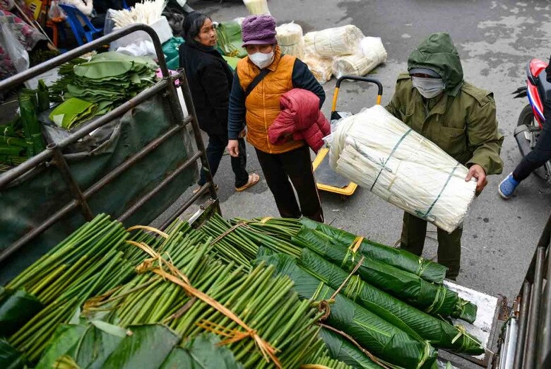 Giữa lòng thủ đô có khu chợ lâu năm cực sầm uất dịp tết chỉ bán duy nhất một món hàng khách vẫn nườm nượp - 5