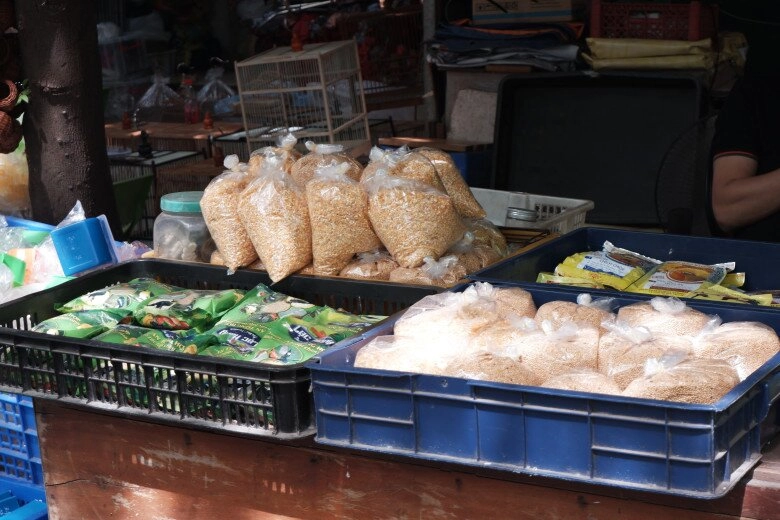 Giữa lòng thủ đô có phiên chợ chỉ họp vài ngày 1 tháng đàn ông tụ tập đông đúc chỉ ngắm chứ không mua - 8