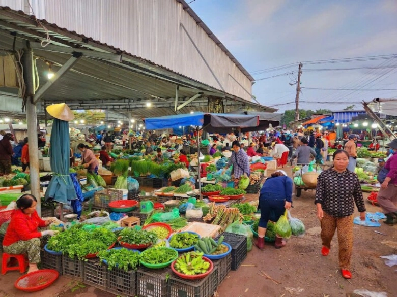 Giữa lòng xứ huế có khu chợ đầu mối lớn nhất thành phố còn được gọi là phiên chợ đặc biệt vì 1 lý do - 2