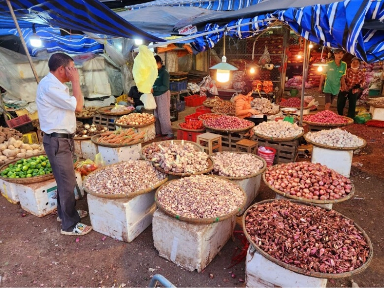Giữa lòng xứ huế có khu chợ đầu mối lớn nhất thành phố còn được gọi là phiên chợ đặc biệt vì 1 lý do - 4