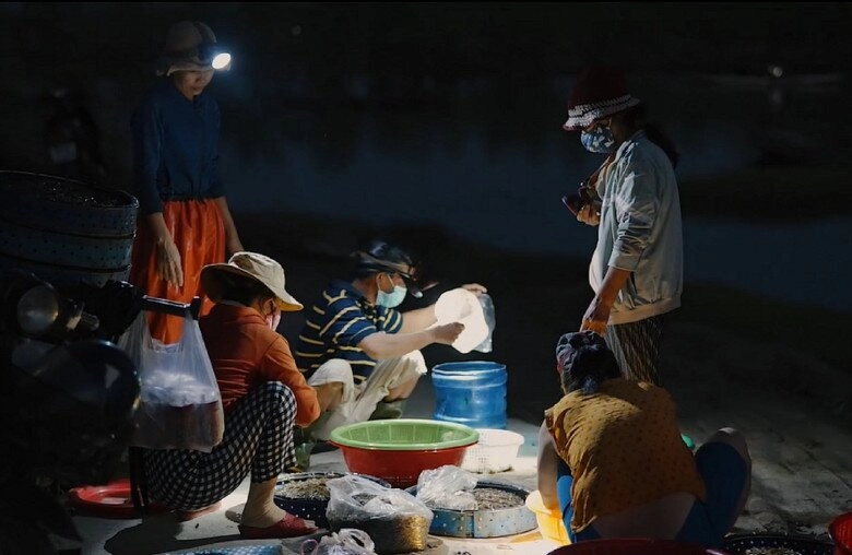 Giữa lòng xứ huế có khu chợ nổi độc đáo chỉ họp lúc mờ sương tan chợ trước khi mặt trời lên - 3