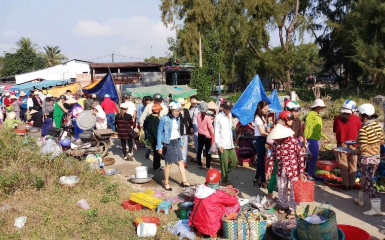 Giữa lòng xứ huế có phiên chợ tết chỉ họp 3 ngày tồn tại mấy trăm năm nhưng ai cũng háo hức tìm đến - 1