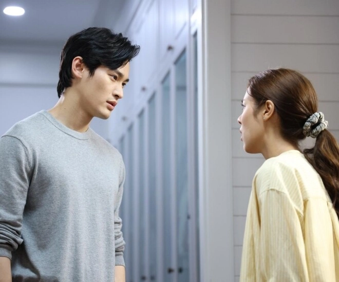 Gọi mãi vợ không mở cửa tôi đá tung cửa phòng ngủ rồi tái mặt khi thấy người bên trong - 1