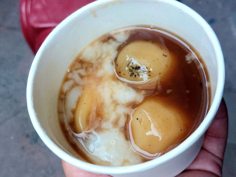 Hà nội rét đi xếp hàng ăn bánh trôi tàu ở ngõ đê tô hoàng - 1