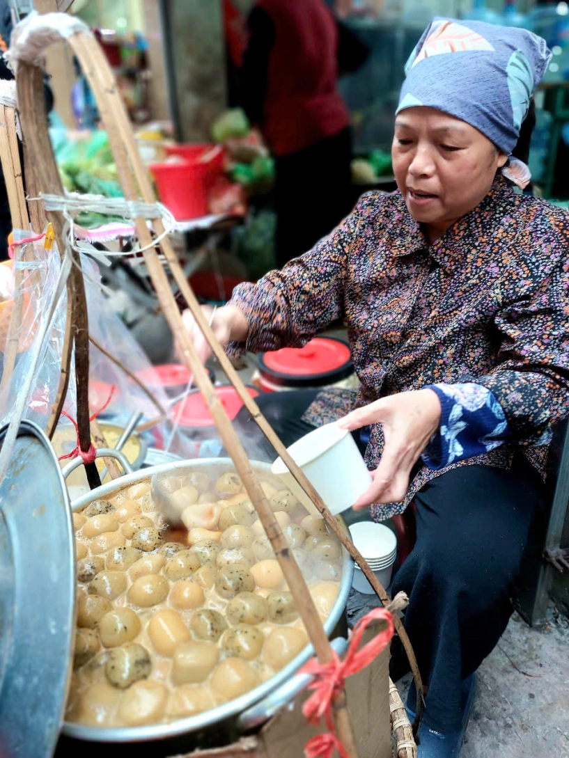 Hà nội rét đi xếp hàng ăn bánh trôi tàu ở ngõ đê tô hoàng - 9