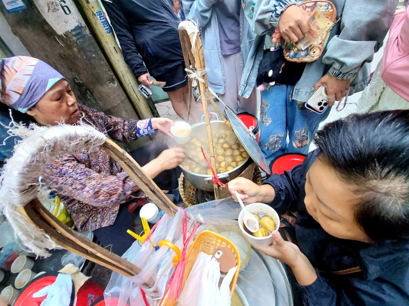 Hà nội rét đi xếp hàng ăn bánh trôi tàu ở ngõ đê tô hoàng - 10