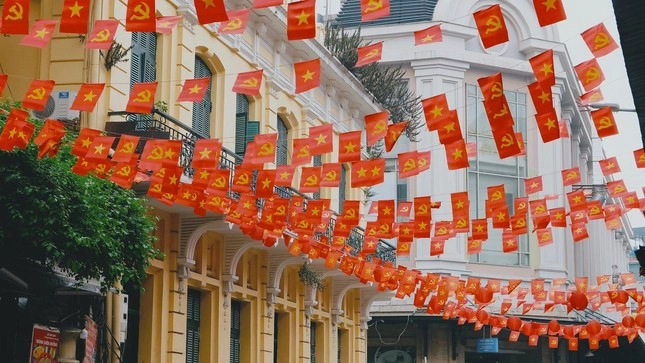Hà nội rực rỡ sắc cờ những điểm check-in cháy máy không thể bỏ lỡ mùa lễ 304 - 5