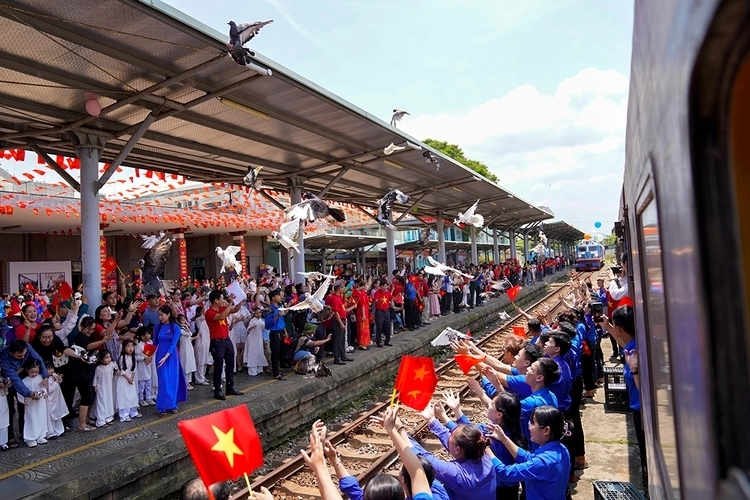 Hai đoàn tàu thống nhất hội ngộ ở đà nẵng - 1