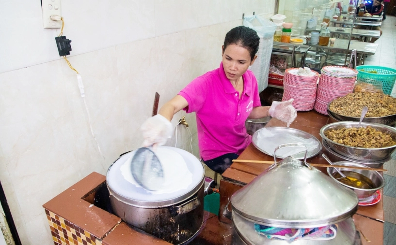 Hàng bánh cuốn hơn 50 năm làm thủ công giữa sài gòn khách xếp hàng dài muốn ăn phải đợi cô chủ đổ bột liền tay - 1
