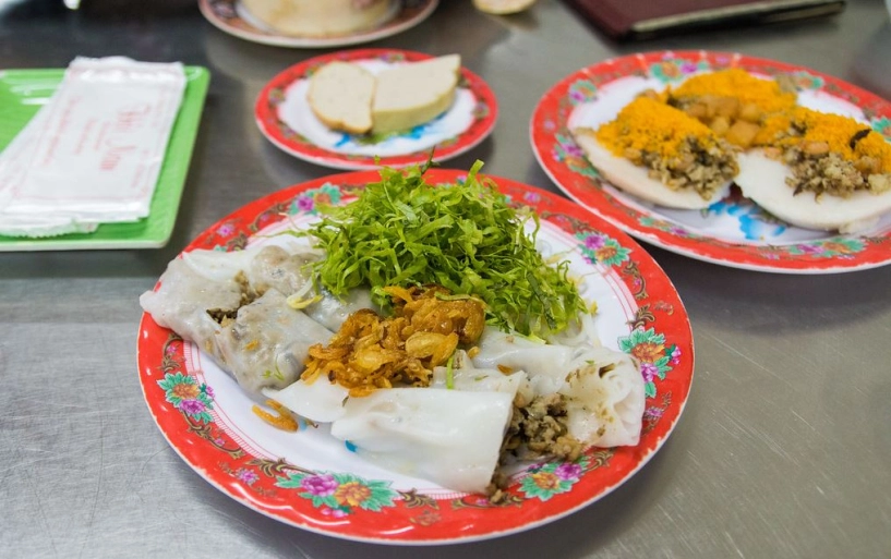 Hàng bánh cuốn hơn 50 năm làm thủ công giữa sài gòn khách xếp hàng dài muốn ăn phải đợi cô chủ đổ bột liền tay - 2