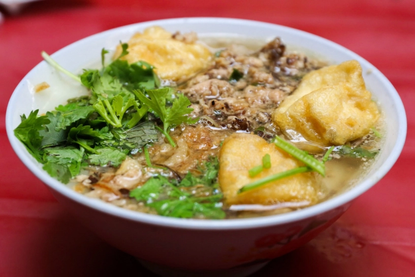 Hàng bánh đúc nóng hơn 30 năm ở hà nội nằm trong ngõ sâu mà khách nườm nượp giá chỉ 20k là full topping - 1