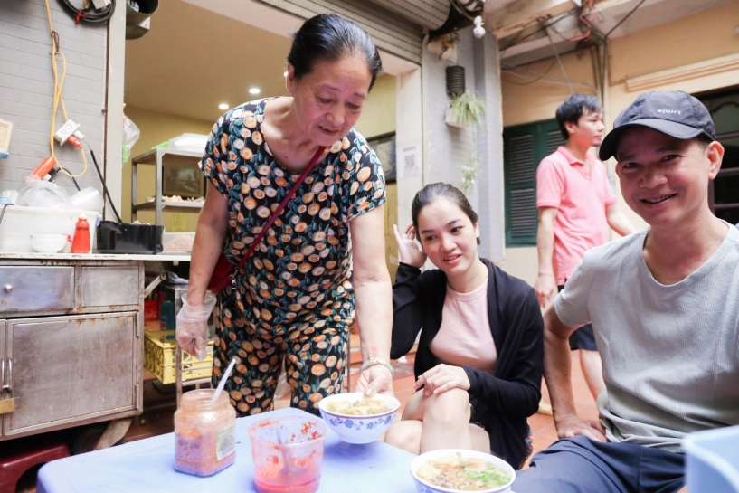 Hàng bánh đúc nóng hơn 30 năm ở hà nội nằm trong ngõ sâu mà khách nườm nượp giá chỉ 20k là full topping - 2