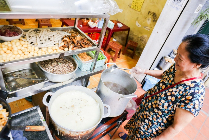 Hàng bánh đúc nóng hơn 30 năm ở hà nội nằm trong ngõ sâu mà khách nườm nượp giá chỉ 20k là full topping - 3