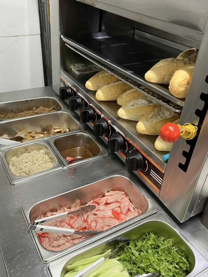 Hàng bánh mì truyền thống hà nội học sinh xếp hàng mỗi sáng - 1