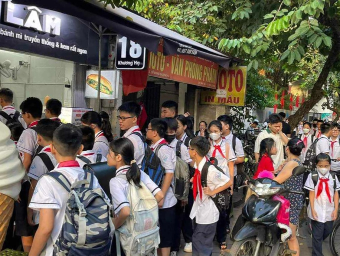 Hàng bánh mì truyền thống hà nội học sinh xếp hàng mỗi sáng - 2