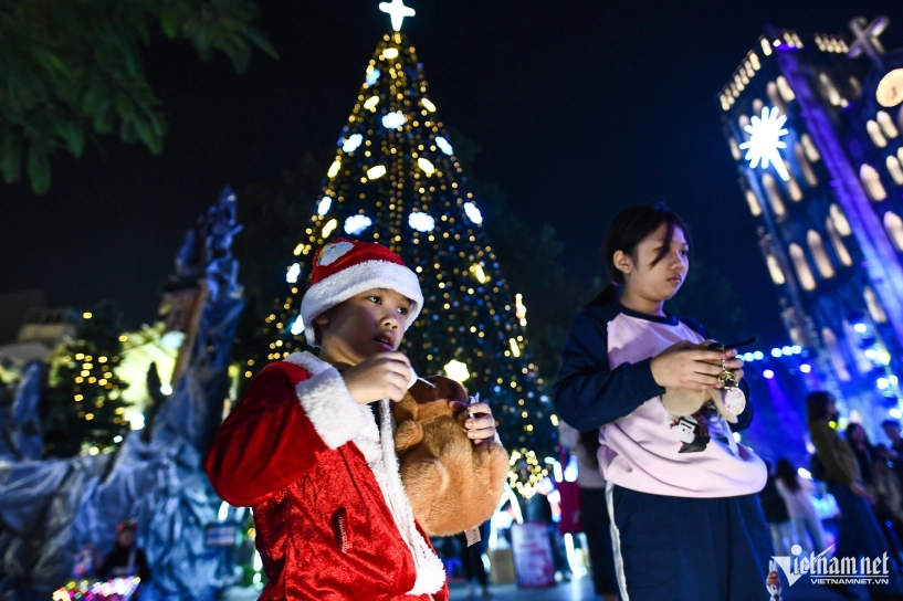 Hàng loạt nhà thờ nổi tiếng tại hà nội lung linh trước đêm noel - 5
