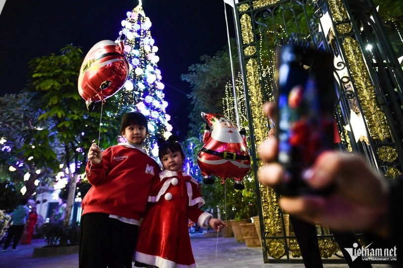 Hàng loạt nhà thờ nổi tiếng tại hà nội lung linh trước đêm noel - 10