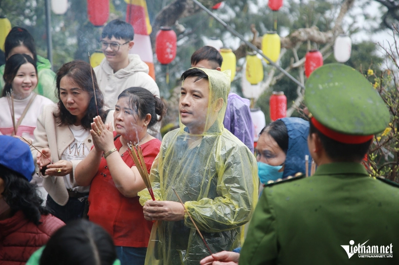 Hàng nghìn du khách đội mưa đến ngôi chùa đẹp nhất xứ nghệ - 2