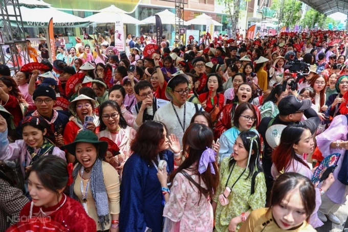 Hàng nghìn fan mặc áo dài đổ về concert anh trai vượt ngàn chông gai - 3