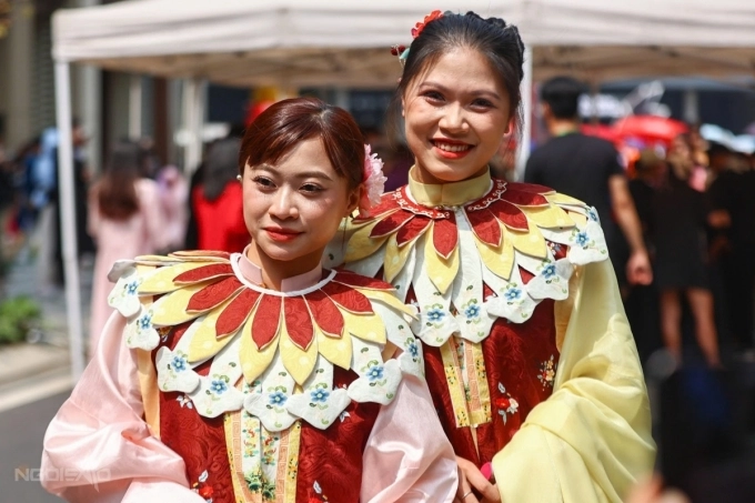 Hàng nghìn fan mặc áo dài đổ về concert anh trai vượt ngàn chông gai - 8