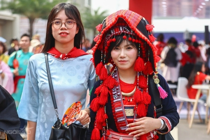 Hàng nghìn fan mặc áo dài đổ về concert anh trai vượt ngàn chông gai - 9