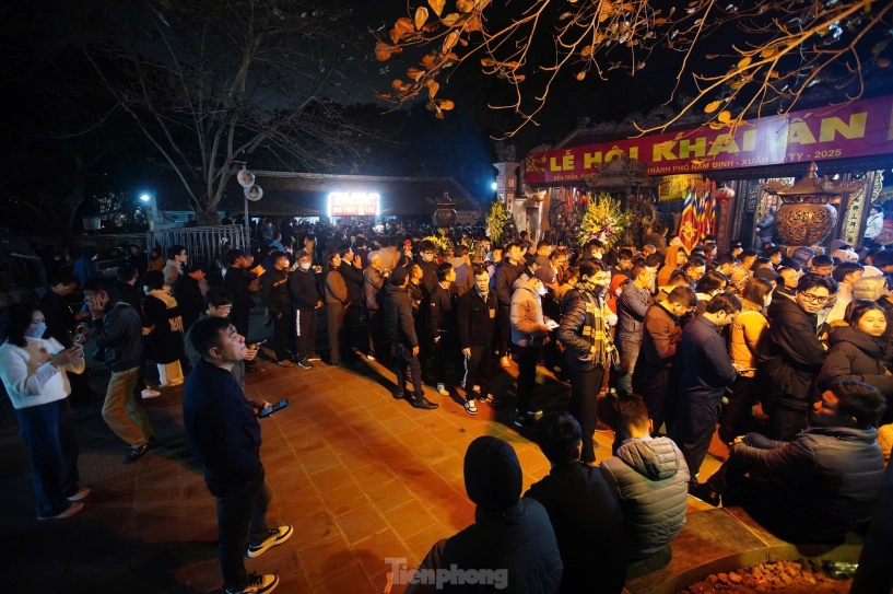 Hàng nghìn lá ấn đầu tiên được phát ở đền trần - 3