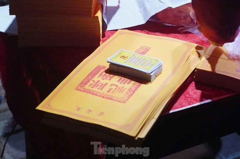Hàng nghìn lá ấn đầu tiên được phát ở đền trần - 5