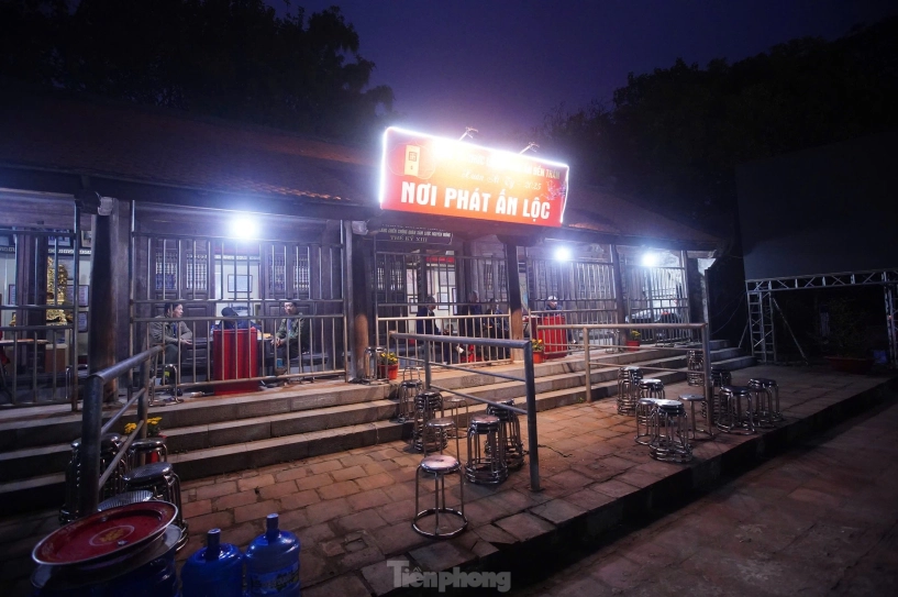Hàng nghìn lá ấn đầu tiên được phát ở đền trần - 20