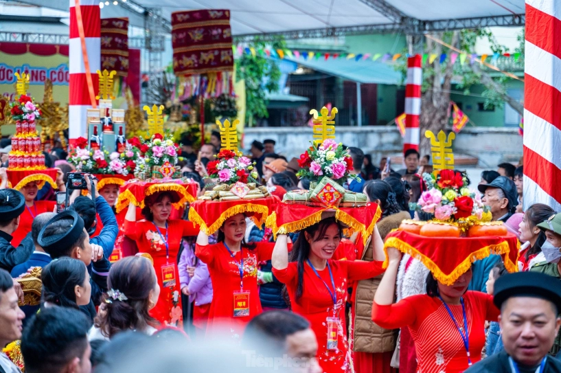 Hàng nghìn người nô nức đổ ra đường xem lễ rước người sống có một không hai ở quảng ninh - 3