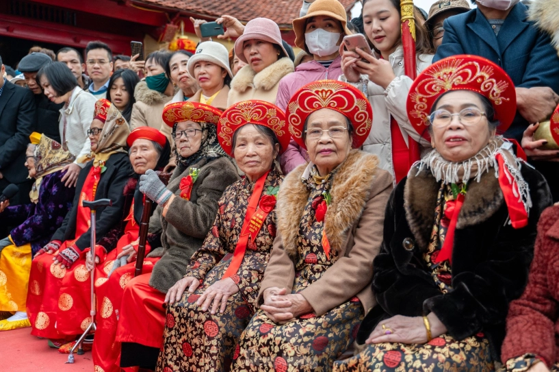 Hàng nghìn người nô nức đổ ra đường xem lễ rước người sống có một không hai ở quảng ninh - 9