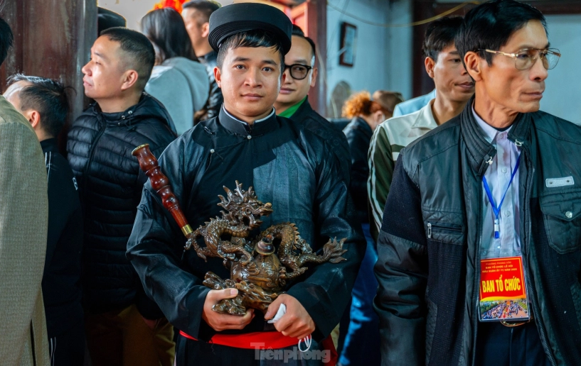 Hàng nghìn người nô nức đổ ra đường xem lễ rước người sống có một không hai ở quảng ninh - 13
