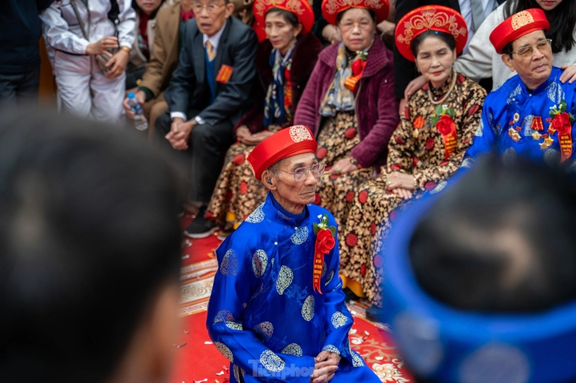 Hàng nghìn người nô nức đổ ra đường xem lễ rước người sống có một không hai ở quảng ninh - 14