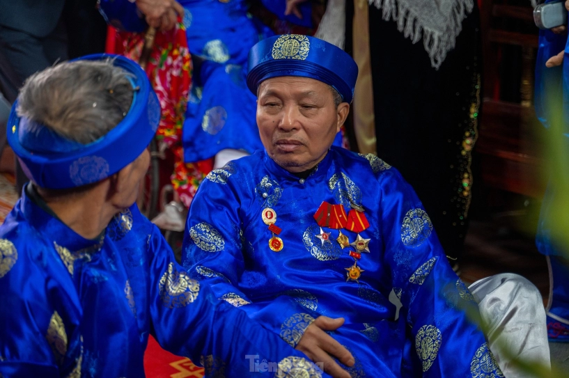 Hàng nghìn người nô nức đổ ra đường xem lễ rước người sống có một không hai ở quảng ninh - 16