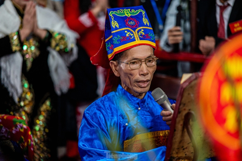 Hàng nghìn người nô nức đổ ra đường xem lễ rước người sống có một không hai ở quảng ninh - 17