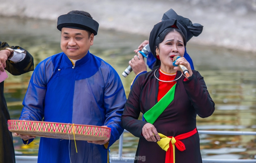 Hàng nghìn người nô nức đổ ra đường xem lễ rước người sống có một không hai ở quảng ninh - 22