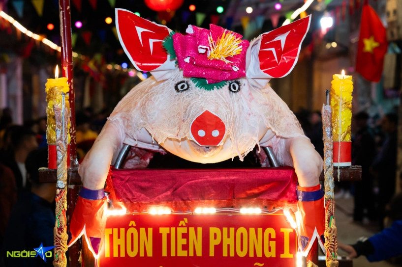 Hàng nghìn người xuyên đêm rước lợn bằng kiệu để cầu may - 3